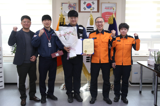 대구북부소방서는 신고와 초기 대응으로 공단 밀집 지역에서 발생한 화재 확산을 막은 보안업체 직원 윤기혁 씨에게 표창을 수여하며 감사를 전했다. 북부소방서 제공