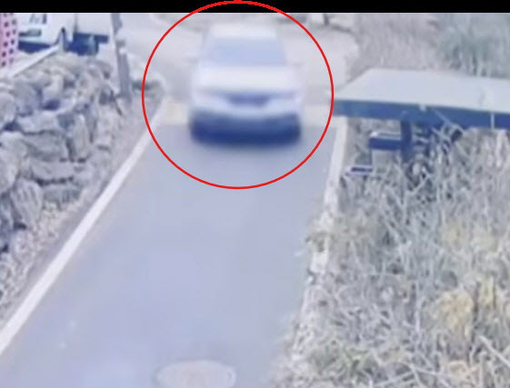 14일 경기 남양주시 오남읍에서 40대 남성이 범행 전 차량으로 도로를 가로막고 있다. YTN 보도 캡처