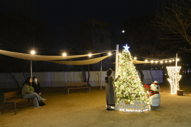 달성군이 최근 대구교도소 후적지를 도시숲으로 조성해 개방, 주민들의 야간 명소로 떠오르고 있다. 달성군 제공.
