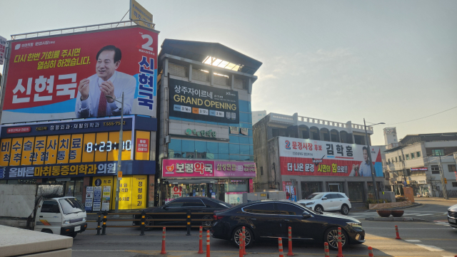 신현국 예비후보의 선거사무소와 김학홍 예비후보의 선거사무소가 한건물을 사이로 붙어 있다.고도현 기자