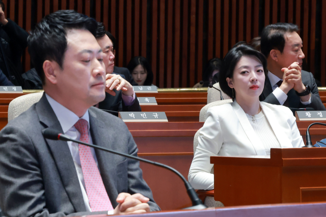 국민의힘 장동혁 대표가 9일 국회에서 열린 의원총회에 참석해 송언석 원내대표 발언을 듣고 있다. 장 대표 오른쪽은 서울시당위원장인 배현진 의원. 연합뉴스