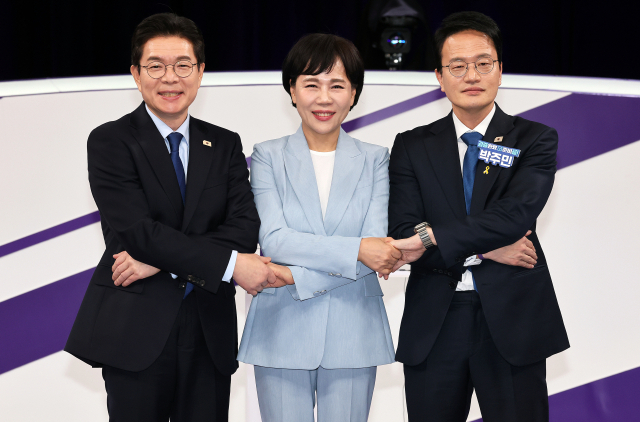 더불어민주당 소속 정원오, 전현희, 박주민 서울시장 예비후보가 31일 서울 마포구 상암동 MBC 신사옥에서 열린 더불어민주당 서울시장 후보자 본경선 합동토론회에서 기념촬영하고 있다