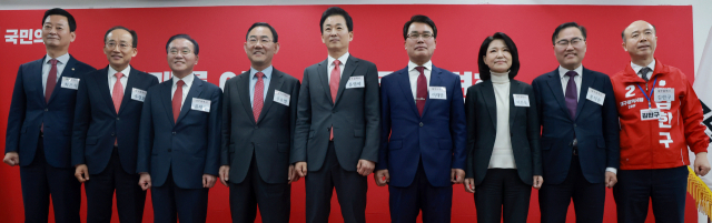 6·3 지방선거 대구시장에 도전하는 국민의힘 예비후보들이 10일 서울 영등포구 여의도 국민의힘 중앙당사에서 열린 광역단체장 후보 면접에 참석하며 기념 촬영하고 있다. 왼쪽부터 국민
