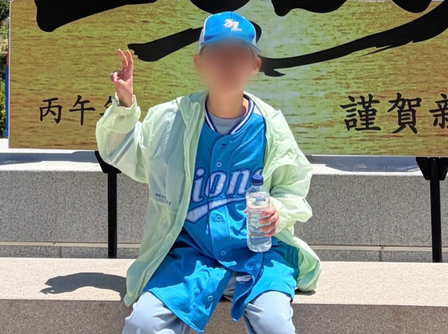 지난 10일 대구에서 가족과 함께 경북 청송군 주왕산국립공원 내 사찰을 찾았다가 홀로 주봉으로 등산하러 나선 A(11·초6)군이 실종돼 수색 작업이 이뤄지고 있다. 사진은 A군이 실종 당일 촬영한 사진. 연합뉴스