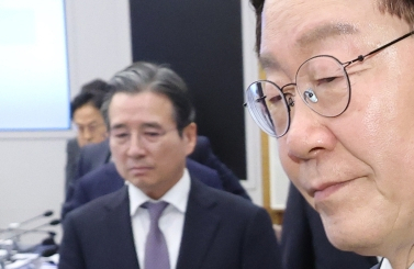 이재명 대통령이 5월 14일 청와대에서 수석보좌관회의에 입장하고 있다.왼쪽은 김용범 정책실장.연합뉴스