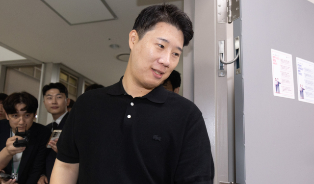삼성그룹 초기업노동조합 삼성전자지부 최승호 위원장이 총파업 예고시점을 하루 앞둔 20일 정부세종청사 중앙노동위원회에서 열린 3차 사후조정 회의에 참석한 뒤 회의장을 나가고 있다.연합뉴스
