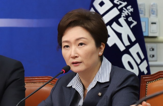 <b>이언주</b>, 민주당 <b>최고위원 사퇴</b>…"대통령 지지도에만 의존"
