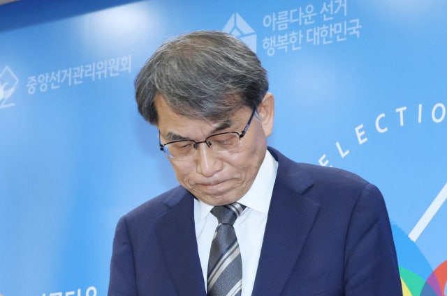 선관위원장 '이틀에 한번꼴' 출근…근무시간 2시간 안팎일때도