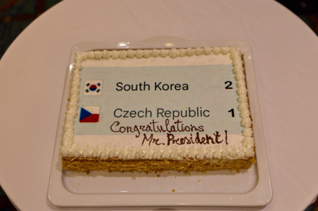 "한국 2: 체코1 축하합니다" 李대통령에 케이크 깜짝 선물한 伊호텔