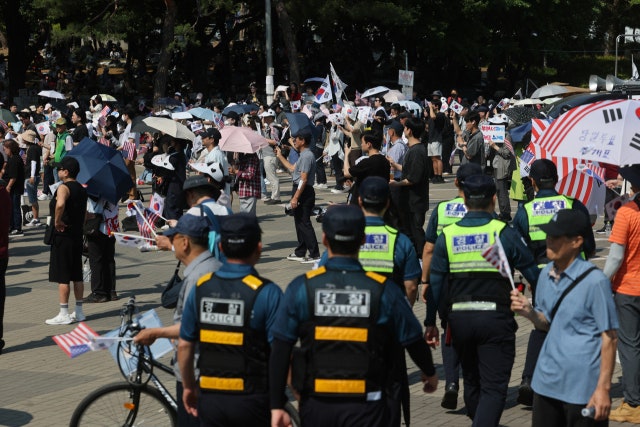 [속보] 경찰, 올림픽공원 '<b>잠실 개표소</b>' 진입 시도…시위대 <b>대치</b>