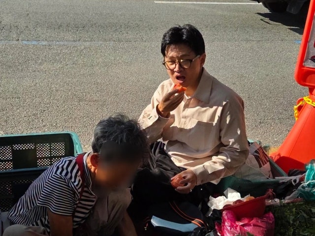 한동훈, '찰밥 할머니'와 재회…시장 바닥 주저앉아 토마토 먹방