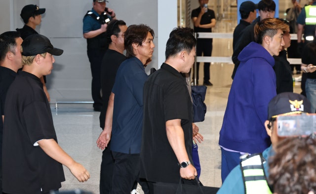 홍명보 前감독, 美 LA 도착 확인…취재진 피해 'VIP통로' 이용한듯