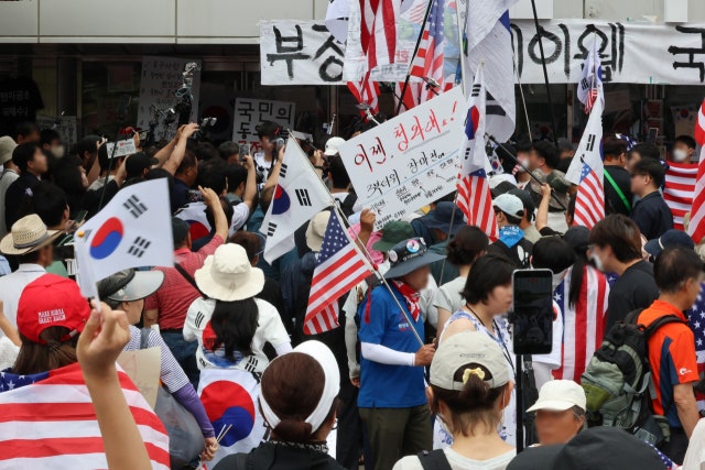 잠실 개표소 '국조특위' 진입 막으며 경찰 폭행한 60대 구속 송치