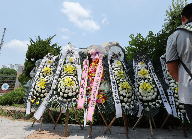 1일 서울 강동구 배재고 앞에 근조화환이 놓여 있다. 배재고 야구부 일부 학생 선수들은 지난달 29일 서울 목동구장에서 광주제일고와 경기 중