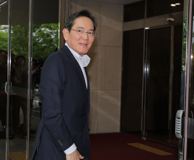 이재용 삼성전자 회장이 7일 미국 시애틀로 출국하기 위해 서울 김포비즈니스항공센터(SGBAC)에 도착해 이동하고 있다.연합뉴스