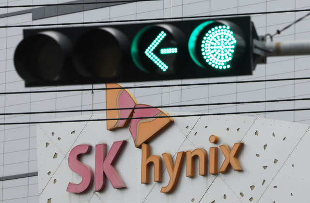 SK하이닉스가 26일 사상 처음으로 '200만 닉스' 고지에 올랐다.이날 유가증권시장에서 SK하이닉스는 전장보다 5.72% 오른 205만2천원으로 장을 마쳤다.사진은 26일 경기도 이천시 SK하이닉스 본사 모습.