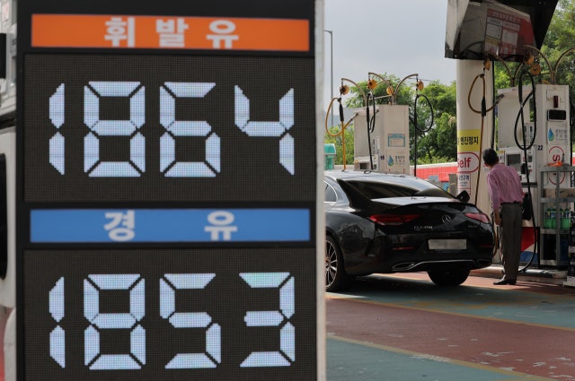 정부, 8차 <b>석유 최고가격 동결</b>…휘발유 1,784원·경유 1,773원 유지
