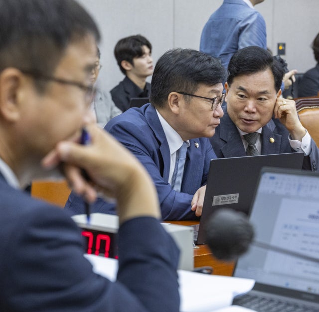'<b>패스트트랙</b> 단축' 운영위 통과…국힘 '野 상임위원장 배제' 반발