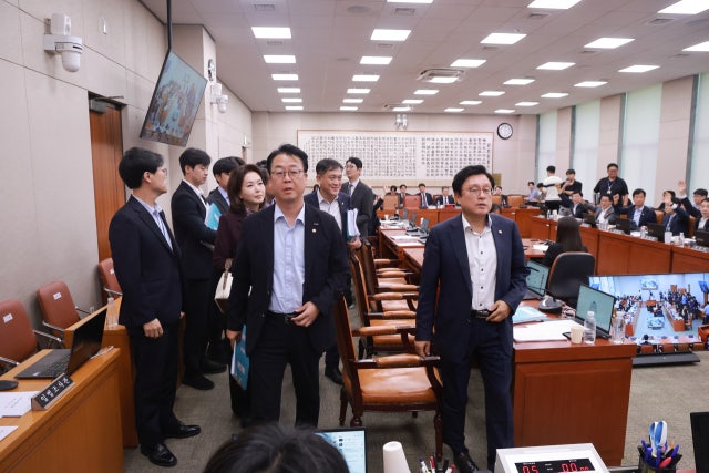 [속보] '檢보완수사권 폐지' <b>형소법 개정안</b>, 與주도로 법사위 <b>통과</b>