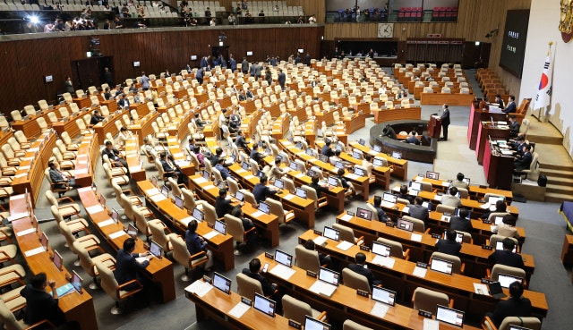 '檢 보완수사권 폐지' <b>형소법</b> 개정안 <b>본회의 상정</b>... 野 필리버스터 돌...