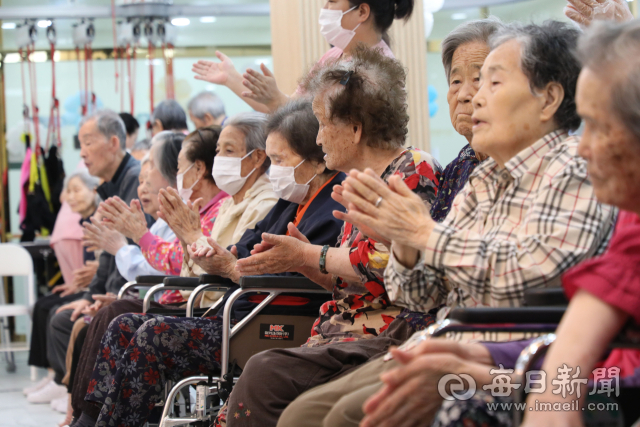 지난 9일 오후 대구 수성구 연호동 내부모요양재활타운센터 프로그램실. 어르신들이 강사의 율동에 맞춰 손뼉을 치며 노래를 따라 부르고 있다. 이곳에선 놀이가 곧 치료다. 정운철 기자 woon@imaeil.com