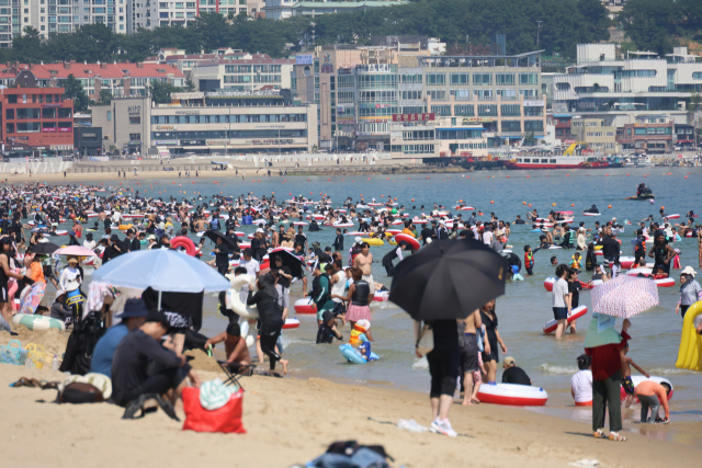 기록적 폭염이 이어진 지난 2일 부산 해운대해수욕장에서 피서객들이 더위를 식히고 있다. 연합뉴스
