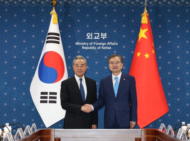 中<b>왕이</b> "<b>한반도 평화</b>·안정에 건설적 역할…두나라 공존 바라"
