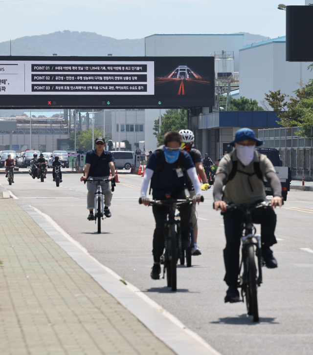 20일 울산시 북구 현대자동차 울산공장 명촌정문에서 오전조 근무자들이 4시간 부분파업으로 일찍 퇴근하고 있다.현대차 노조는 19일부터 이날까지 매일 4시간 부분파업하고,<a href=