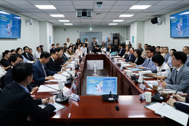 한국사립대학총장협의회(사총협)와 한국이민정책학회가 21일 국회의원회관에서 '외국인 유학생의 유치·취업·정착 연계 강화를 위한 국회 정책세미나'를 열고 관련 제도 개선 방안에 대한 토론을 진행하고 있다. 사총협 제공