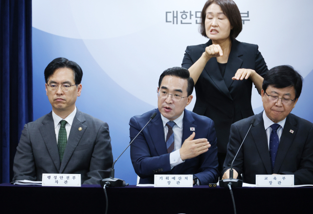 박홍근 기획예산처 장관이 21일 서울 종로구 정부서울청사에서 열린 지방교육재정교부금 개편 관계부처 합동브리핑에서 기자들의 질문에 답하고 있다. 연합뉴스