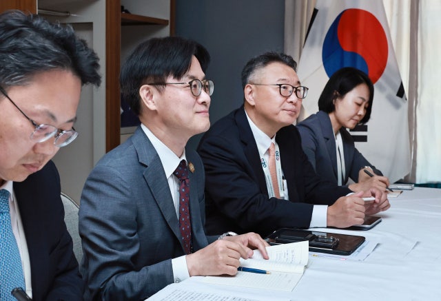 <b>김정관</b> "美 반도체 <b>관세</b> '불리하지 않은 대우' 원칙 <b>논의</b>"