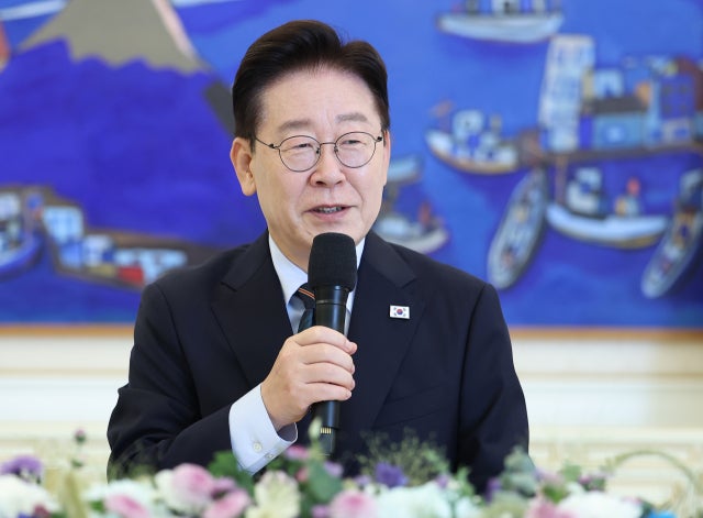 李대통령, '<b>수출 역대 최대</b>' 관세청장 성과 보고 SNS에 홍보