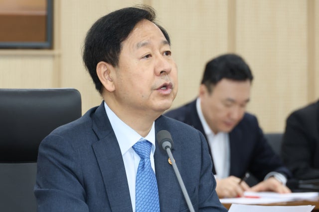 <b>추석</b> 연휴 전국 고속도로 <b>주유소</b> 226곳 기름값 리터당 <b>100원 인하</b>