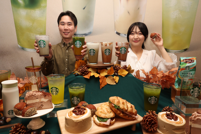 27일 서울의 한 스타벅스 매장에서 모델들이 가을 시즌 메뉴를 홍보하고 있다. 스타벅스 코리아는 이날 신메뉴 '호지 글레이즈드 티 라떼'와 가을 인기 음료 '블랙 글레이즈드 라떼' 등을 선보였다. 연합뉴스
