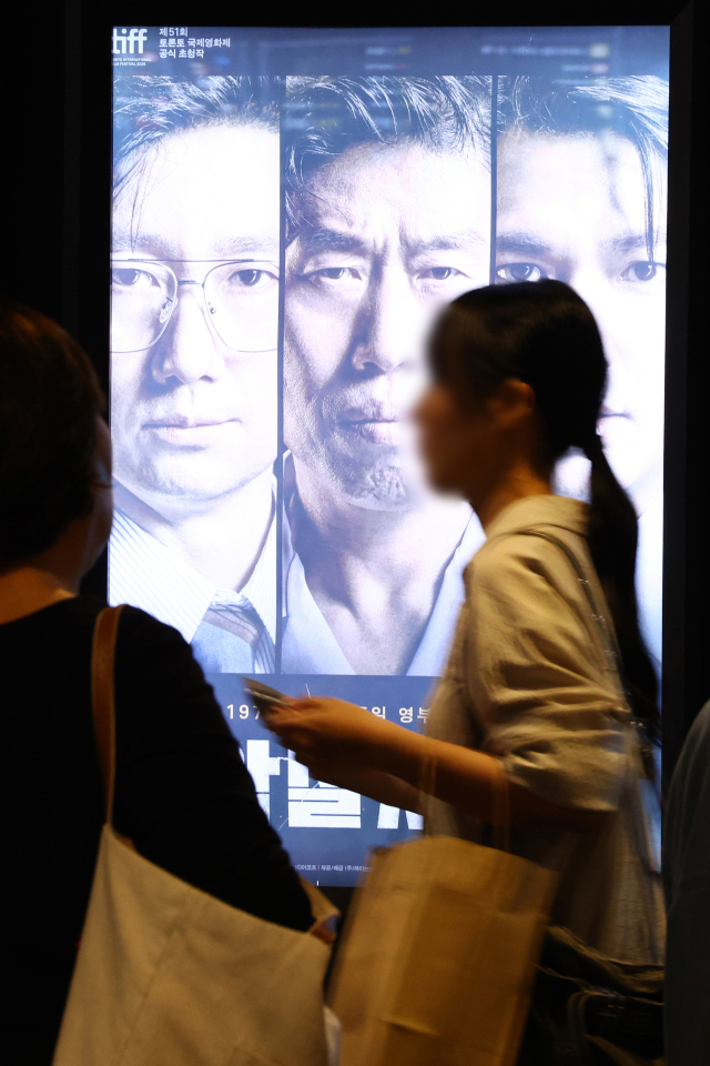 육영수 여사 피격 사건을 다룬 영화 '암살자(들)'을 둘러싼 논란이 확산하는 가운데 28일 국민의힘 일부 의원들은 "표현의 자유로 정당화될 수 없는 역사 왜곡"이라며 가세했다. 국민의힘 장동혁 대표는 이날 페이스북에