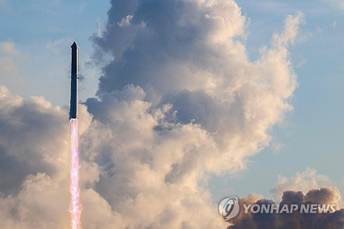 볼로디미르 젤렌스키 우크라이나 대통령이 러시아의 자체 위성 인터넷 '라스베트' 개발에 관여한 중국·러시아 기업을 제재해달라고 도널드 트럼프 미국 대통령에게 촉구하고 있다.연합뉴스
