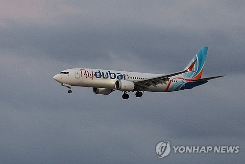 사우디아라비아 타부크 공항에 비상착륙한 플라이두바이 FZ1073편 여객기가 활주로에 서 있다.연합뉴스