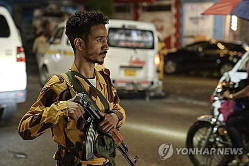 예멘 수도 사나 상공에서 사우디아라비아의 공습으로 추정되는 폭발이 발생한 가운데,사우디 리야드 인근 아람코 시설에서 화염과 연기가 치솟고 있다.연합뉴스
