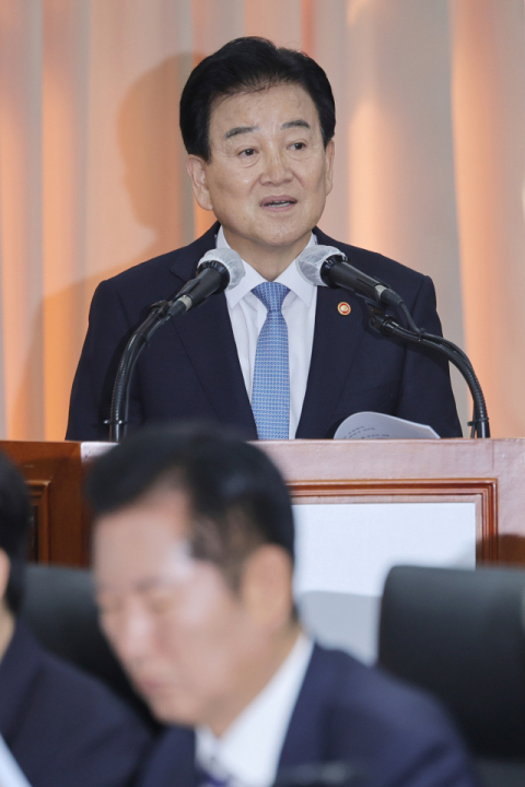 정동영 통일부 장관이 7일 서울 종로구 남북회담본부에서 열린 외교통일위원회 국정감사에서 기관보고를 하고 있다. 연합뉴스