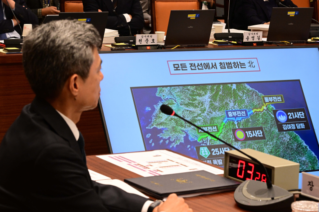 강신철 국방부 장관이 7일 서울 용산구 국방부에서 열린 국회 국방위원회의 국방부에 대한 국정감사에서 의원 질의를 듣고 있다. 연합뉴스