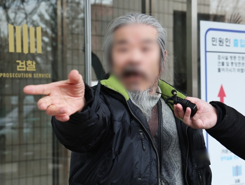 공판 마치고 나오는 조두순. [연합뉴스]