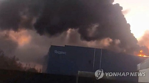 우크라이나군의 드론 공격을 받은 러시아 얀덱스 칼루가 데이터센터에서 화재가 발생해 연기가 치솟고 있다.연합뉴스