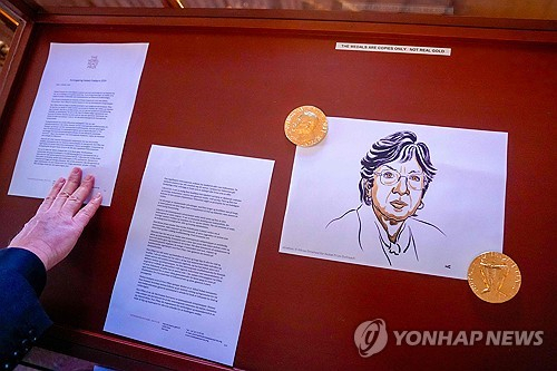 2026년 노벨평화상 수상자로 선정된 나비 필라이 국제사법재판소(ICJ) 임시 재판관이 수상 소감을 밝히고 있다.연합뉴스