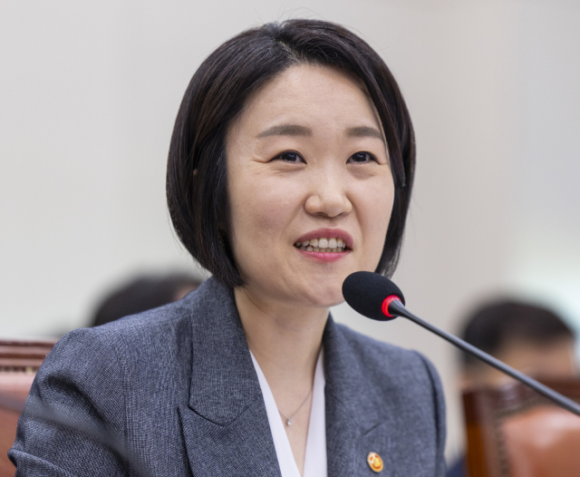 이소영 중소벤처기업부 장관이 7일 국회에서 열린 산업통상자원중소벤처기업위원회 국정감사에 출석해 의원 질의에 답하고 있다.연합뉴스