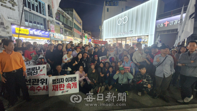 이진숙 국회의원(국민의힘·대구 달성군)이 10일 오후 7시 경북 안동문화의거리 내 '왔니껴 광장' 무대에 올라 연설을 한 후 시민들과 기념촬영을 하고 있다.손병현 기자