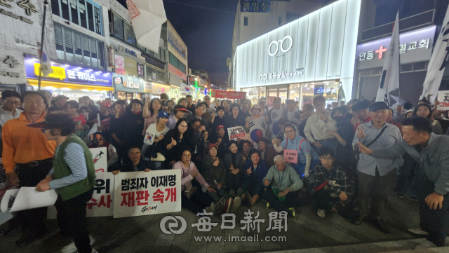 이진숙 국회의원(국민의힘·대구 달성군)이 10일 오후 7시 경북 안동문화의거리 내 '왔니껴 광장' 무대에 올라 연설을 한 후 시민들과 기념촬영을 하고 있다.손병현 기자