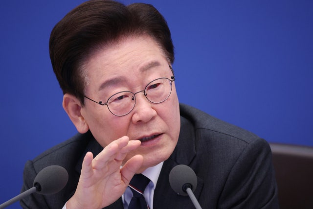 <b>이 대통령</b> "故박원순에게 SNS 중요성 배워…비판한다고 <b>차단</b> 안 해"