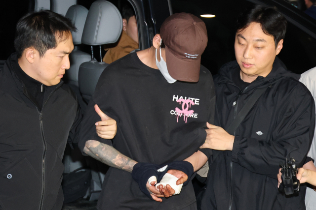 이혼소송 중 장모 살해 및 아내를 납치한 20대 중반 남성 A씨가 11일 서울 송파경찰서로 송치되고 있다.가정폭력과 이혼소송으로 별거중이던 A씨는 아내의 은신처를 찾아가 장모를 흉기로 살해하고 아내를 납치했다가 7