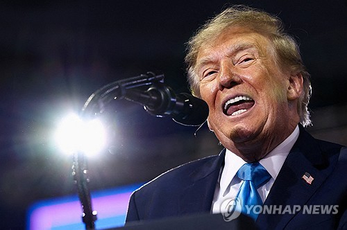 도널드 트럼프 미국 대통령과 수지 와일스 백악관 비서실장이 워싱턴DC 백악관에서 함께 이동하고 있다. 연합뉴스