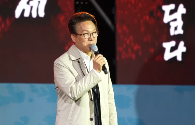 '<b>과잉 의전</b>' 논란 <b>김민석</b> "사회자에게 호명돼 인사…가수·관객에 죄송...